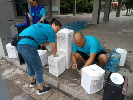 饮用水公司为师生清洗饮水机现场